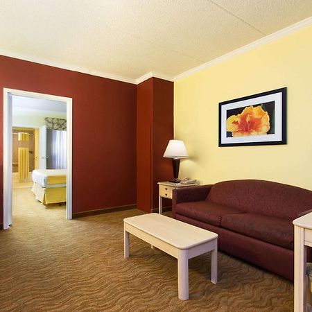 Hotel Baymont By Wyndham Tampa Near Busch Gardens Exteriér fotografie