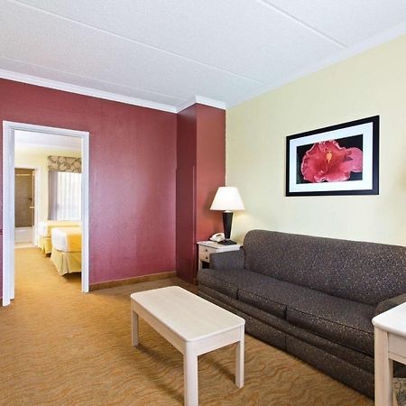 Hotel Baymont By Wyndham Tampa Near Busch Gardens Exteriér fotografie