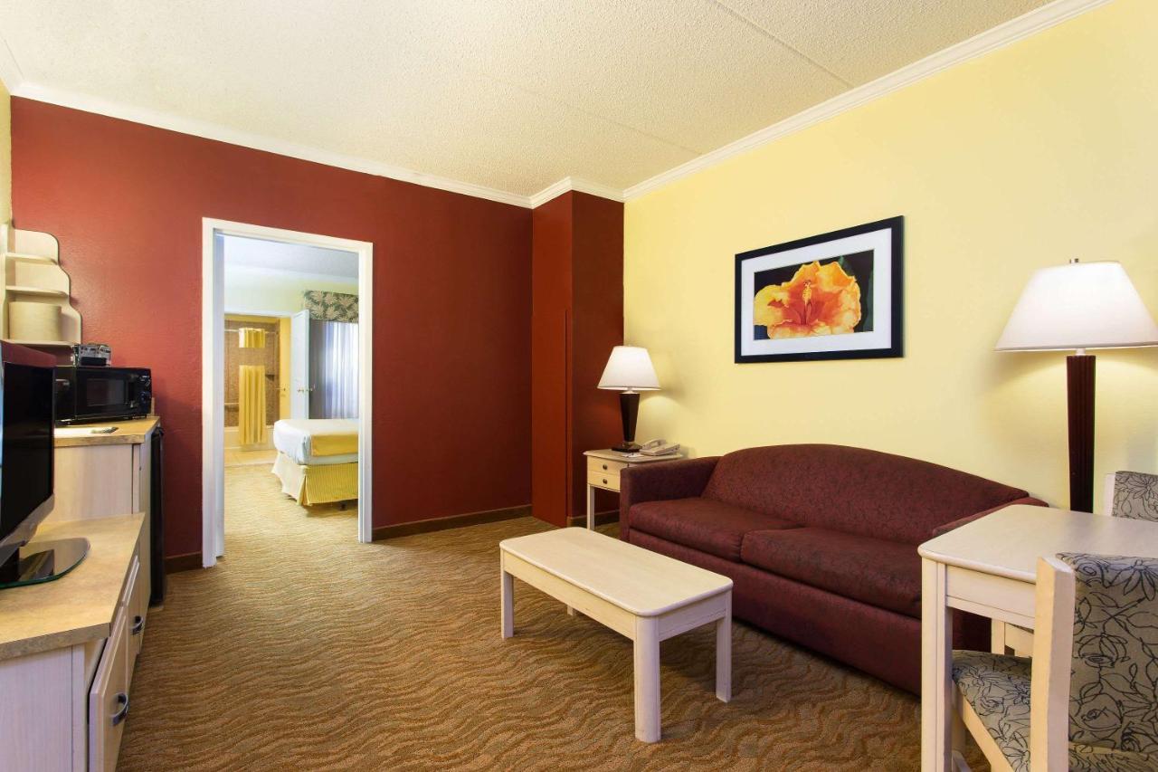 Hotel Baymont By Wyndham Tampa Near Busch Gardens Exteriér fotografie