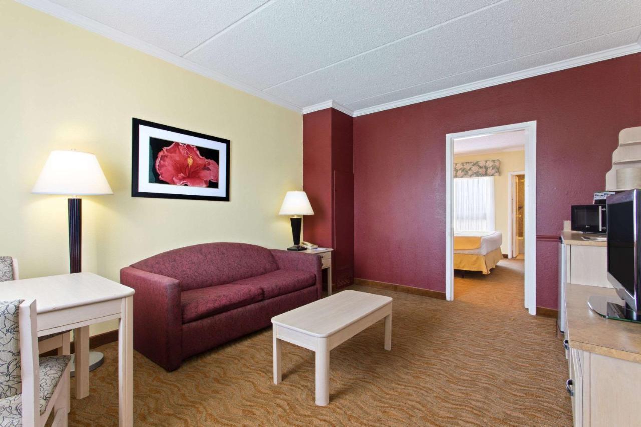 Hotel Baymont By Wyndham Tampa Near Busch Gardens Exteriér fotografie