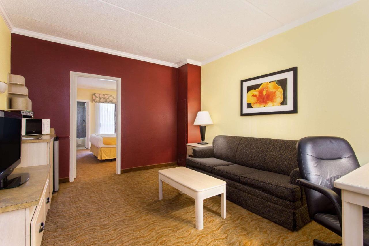 Hotel Baymont By Wyndham Tampa Near Busch Gardens Exteriér fotografie