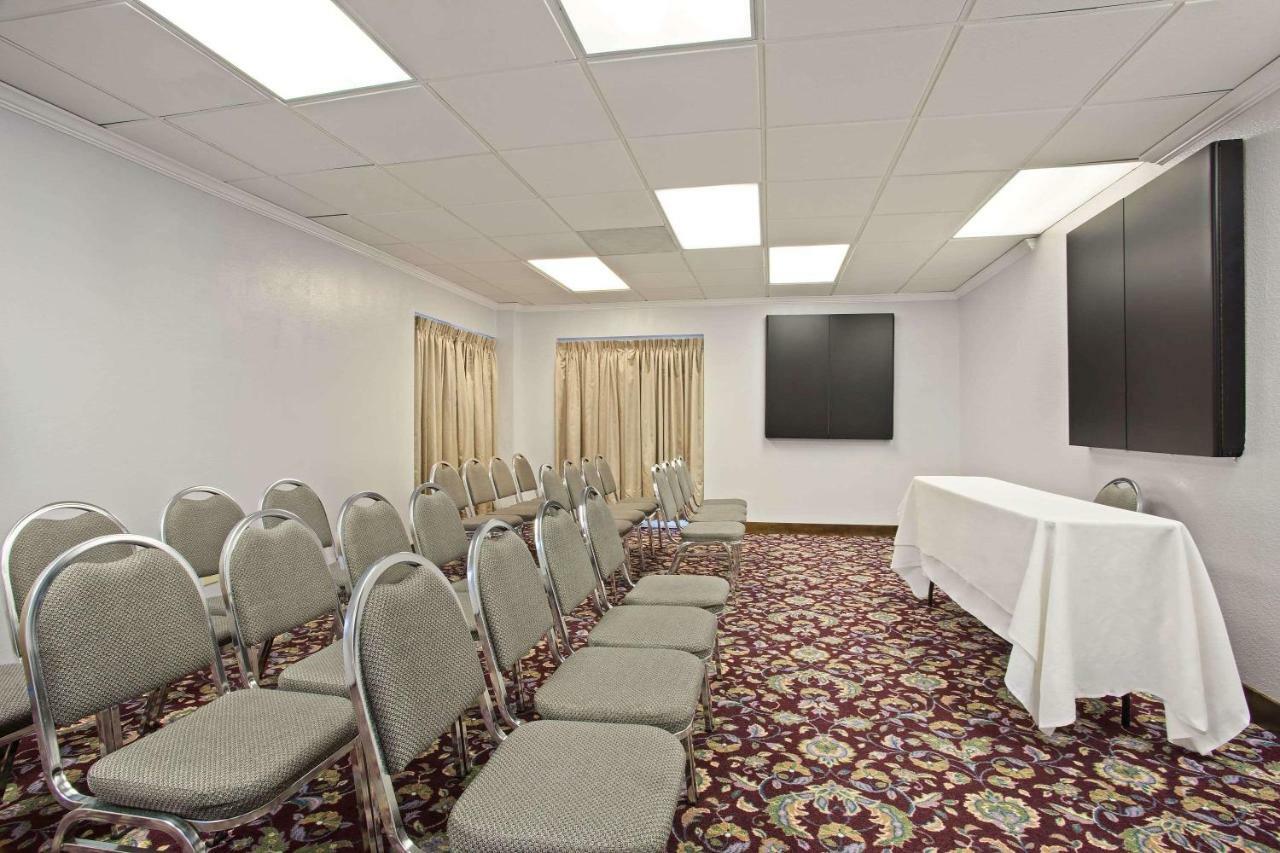 Hotel Baymont By Wyndham Tampa Near Busch Gardens Exteriér fotografie