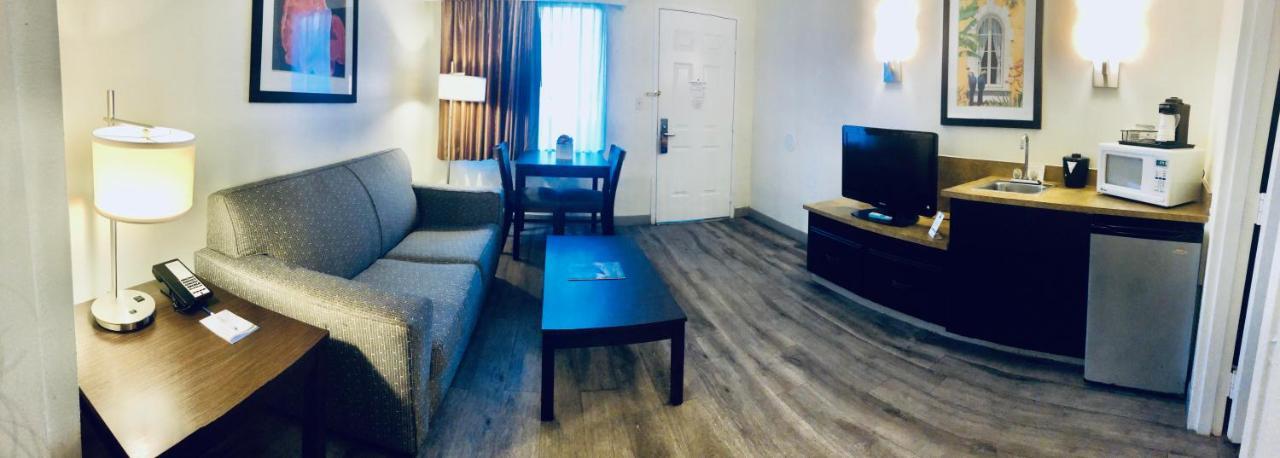 Hotel Baymont By Wyndham Tampa Near Busch Gardens Exteriér fotografie