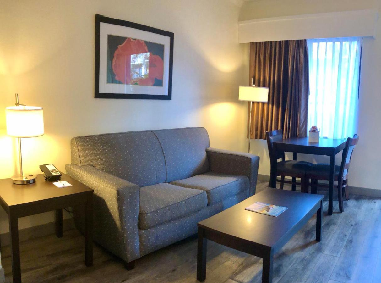 Hotel Baymont By Wyndham Tampa Near Busch Gardens Exteriér fotografie