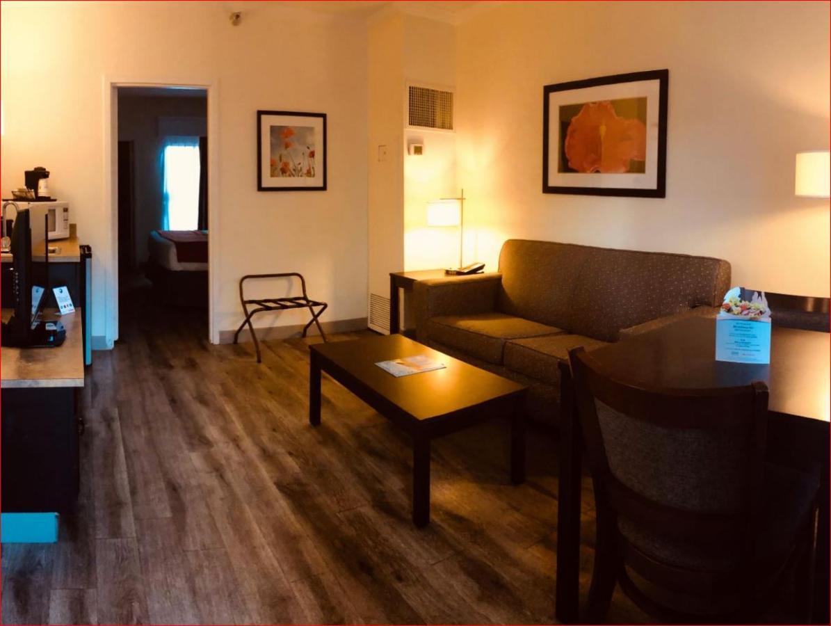 Hotel Baymont By Wyndham Tampa Near Busch Gardens Exteriér fotografie